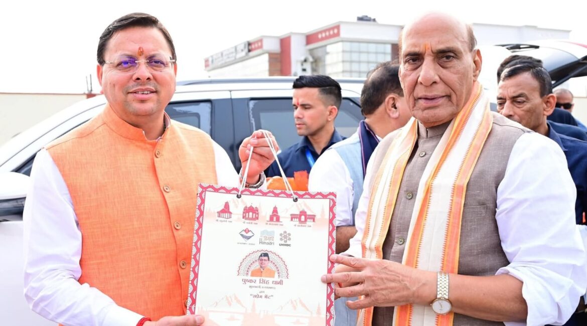 मुख्यमंत्री ने रक्षा मंत्री को चारधाम प्रसाद और ‘हाउस ऑफ हिमालयाज’ के उत्पाद किए भेंट।