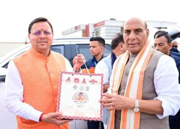 मुख्यमंत्री ने रक्षा मंत्री को चारधाम प्रसाद और ‘हाउस ऑफ हिमालयाज’ के उत्पाद किए भेंट।