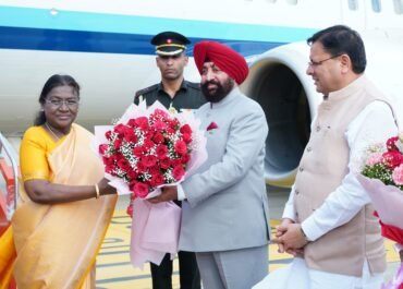 राष्ट्रपति द्रौपदी मुर्मु उत्तराखण्ड दौरे पर, जॉलीग्रांट एयरपोर्ट पर हुआ भव्य स्वागत।