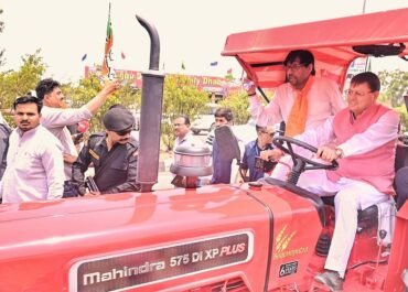 हरिद्वार: ट्रैक्टर की स्टेयरिंग पर सीएम धामी, बोले - "जहाँ पसीना बहता है, वहीं भविष्य फलता है"