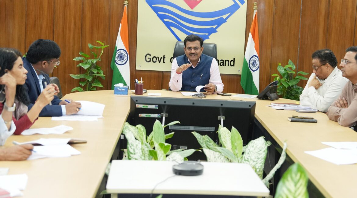 मुख्य सचिव की अध्यक्षता में सचिवालय में व्यय-वित्त समिति की बैठक, ऋषिकेश में राफ्टिंग मैनेजमेंट सेंटर और डोईवाला-दूधली मोटर मार्ग के डबललेन निर्माण को मिली मंजूरी।