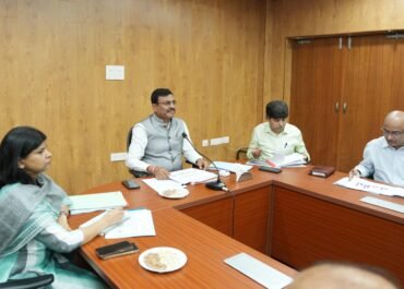 स्वच्छ, सस्ती और सुलभ ऊर्जा उपलब्धता सरकार की प्राथमिकता: मुख्य सचिव आनंद बर्धन, ऊर्जा विभाग की समीक्षा बैठक में परियोजनाओं को समयबद्ध पूरा करने और पारदर्शिता के निर्देश।