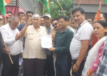 सरकार सो रही है, जनता रो रही है’ कांग्रेस का रामनगर में विरोध प्रदर्शन, उपजिलाधिकारी को सौंपा ज्ञापन।