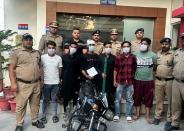 हत्या के मुख्य आरोपी सहित छह अभियुक्त गिरफ्तार, नुकीला हथियार और मृतक की मोटरसाइकिल बरामद।