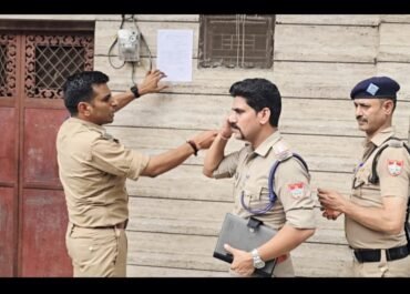 सारिम हत्याकांड: फरार आरोपियों पर पुलिस का शिकंजा, ढोल-नगाड़ों के साथ घरों पर चस्पा किया कुर्की नोटिस!