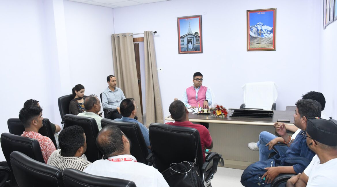 पत्रकारों के हित में सरकार गंभीर: संयुक्त निदेशक डॉ. नितिन उपाध्याय, मीडिया सेंटर हल्द्वानी में पत्रकारों से की मुलाक़ात, योजनाओं की दी जानकारी।