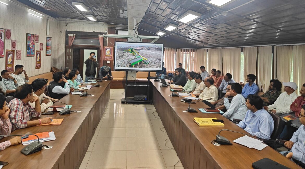 गंगा और सहायक नदियों के संरक्षण को लेकर जिला गंगा समिति की बैठक आयोजित।