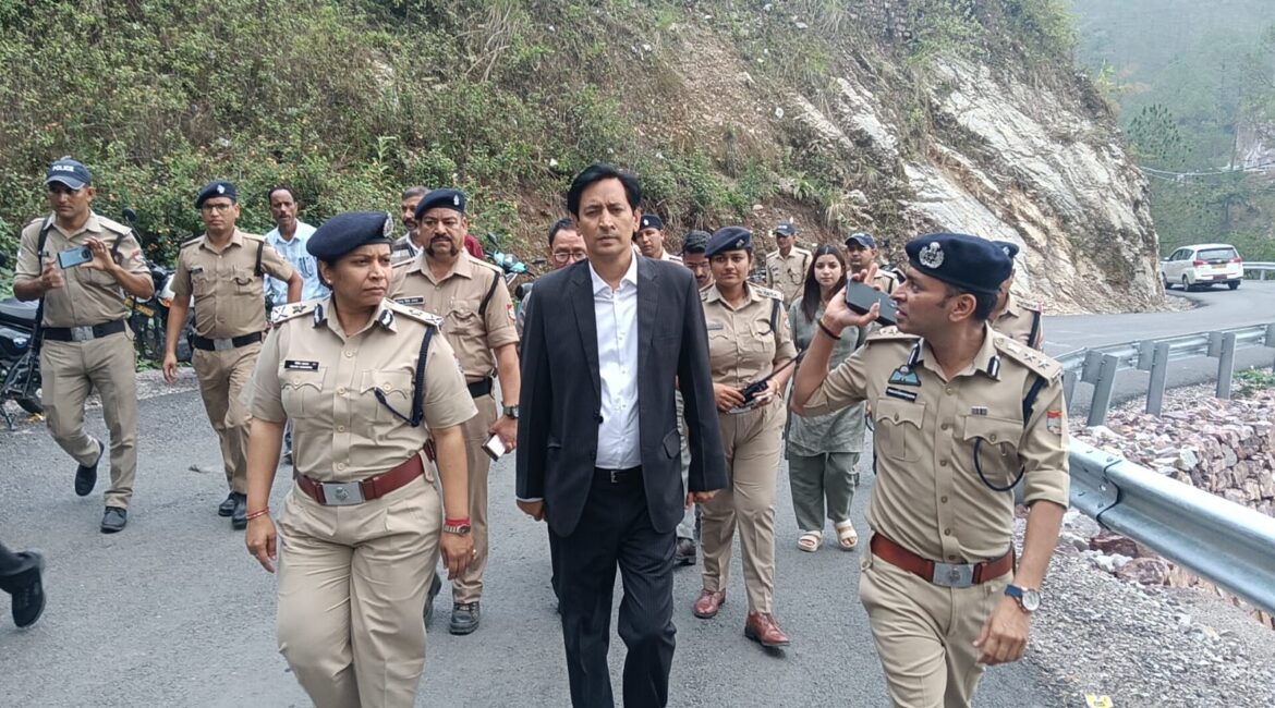कैंचीधाम मेले की तैयारियों का स्थलीय निरीक्षण: आयुक्त दीपक रावत और आईजी रिद्धिम अग्रवाल ने व्यवस्थाओं की ली समीक्षा।