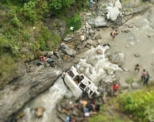 पिथौरागढ़ में दर्दनाक सड़क हादसा: नदी में गिरी सवारी मैक्स, 8 की मौत, 3 घायल।