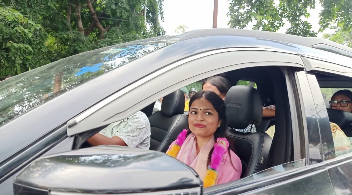 बेला तोलिया को 2411 वोटों से हराकर छवि कांडपाल बनी जनता की नई आवाज़।