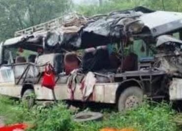 झारखंड: देवघर में भीषण सड़क हादसा, बस-ट्रक की टक्कर में 18 कांवड़ियों की मौत, 20 घायल