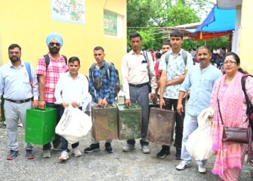 द्वितीय चरण पंचायत चुनाव: पोलिंग पार्टियां सामग्री के साथ मतदान केंद्रों को रवाना।
