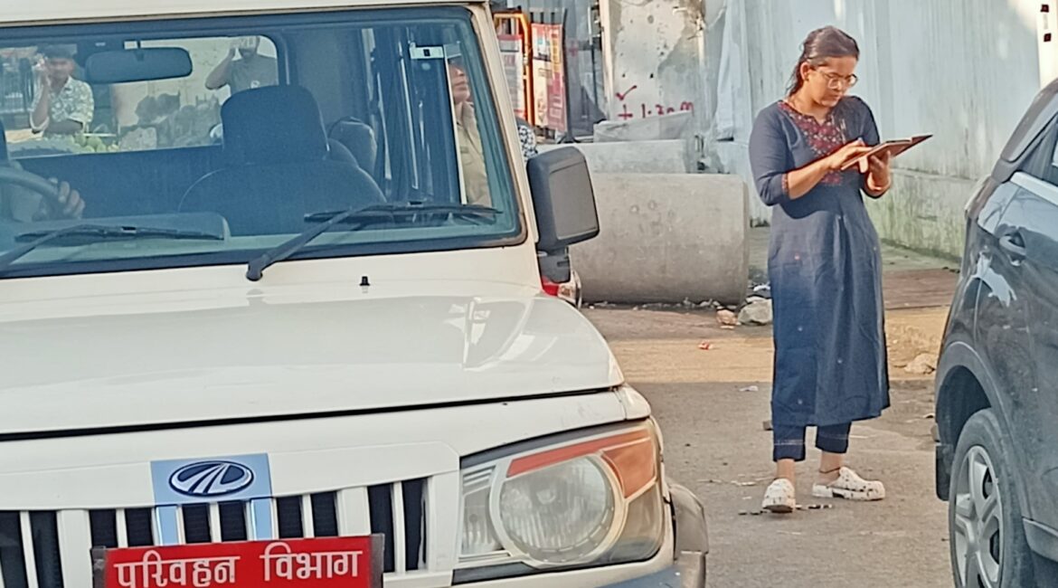 सड़क नियमों की अनदेखी पर चला परिवहन विभाग का डंडा, ई-रिक्शा समेत 78 वाहन दबोचे गए।