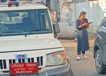 सड़क नियमों की अनदेखी पर चला परिवहन विभाग का डंडा, ई-रिक्शा समेत 78 वाहन दबोचे गए।