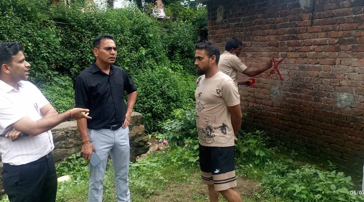 दमुवाढूंगा में नाले की भूमि पर अवैध निर्माण पर प्रशासन की सख्ती, दो मंजिला इमारत का कार्य रोका गया।