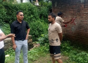 दमुवाढूंगा में नाले की भूमि पर अवैध निर्माण पर प्रशासन की सख्ती, दो मंजिला इमारत का कार्य रोका गया।