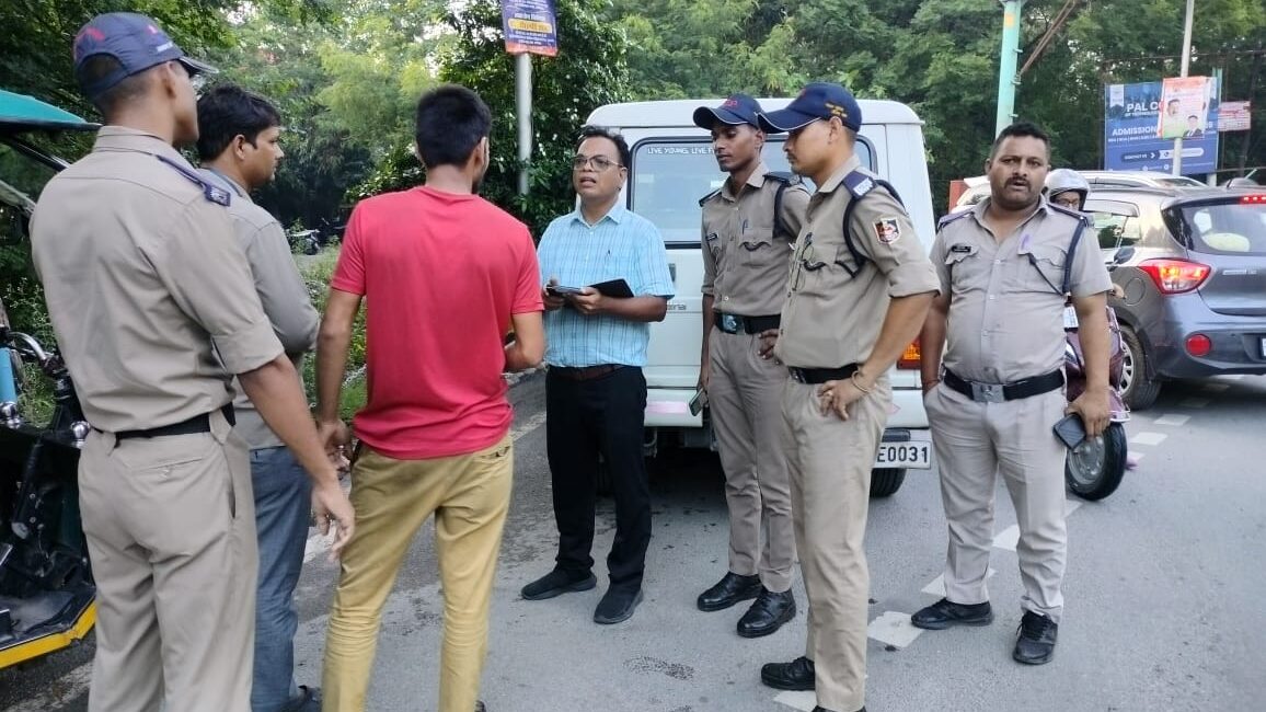 परिवहन विभाग का चेकिंग अभियान: 117 वाहनों के चालान, 06 वाहन सीज।