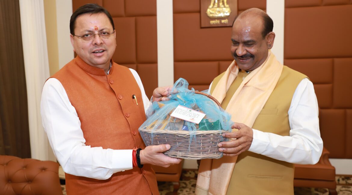 मुख्यमंत्री पुष्कर सिंह धामी ने लोकसभा अध्यक्ष ओम बिड़ला से की शिष्टाचार भेंट, चारधाम प्रसाद व उत्तराखंड के उत्पाद किए भेंट।