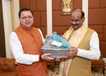 मुख्यमंत्री पुष्कर सिंह धामी ने लोकसभा अध्यक्ष ओम बिड़ला से की शिष्टाचार भेंट, चारधाम प्रसाद व उत्तराखंड के उत्पाद किए भेंट।