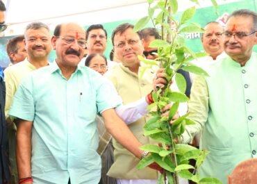 मुख्यमंत्री ने हरेला पर्व पर रोपा रुद्राक्ष का पौधा, राज्यव्यापी पौधारोपण अभियान का किया शुभारंभ।