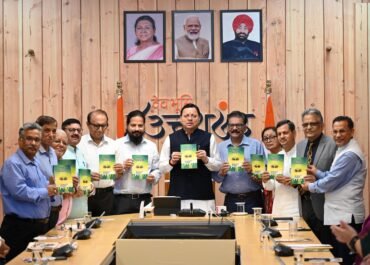 मुख्यमंत्री ने ‘सस्टेनेबल वेलनेस ऑफ स्टूडेंट्स’ पुस्तक का किया विमोचन, छात्र कल्याण को बताया साझा जिम्मेदारी।