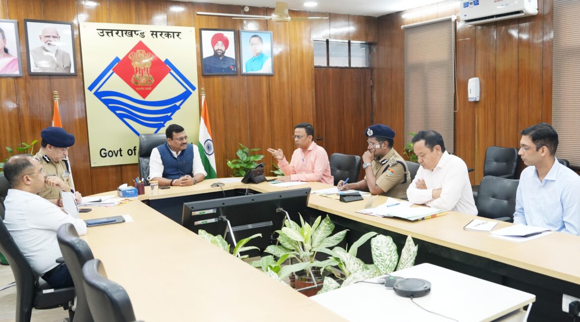 प्रदेश के धार्मिक स्थलों की सुरक्षा पर गंभीर हुई सरकार, मुख्य सचिव आनंद बर्द्धन ने अधिकारियों संग की समीक्षा बैठक।