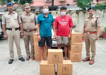 रामनगर पुलिस की बड़ी कार्यवाही, 73 हजार रुपये नकद और 180 शराब बोतलों के साथ दो तस्कर गिरफ्तार।