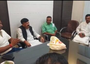 विपक्ष के पीड़ित परिवार की मदद कर मानवता की मिसाल बने विधायक अरविन्द पांडे, ठगी का शिकार हुए लोगों को दिलाया न्याय।