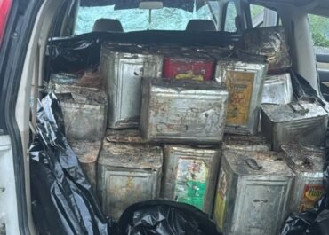 लीसा तस्करी पर वन विभाग की संयुक्त कार्रवाई, पिकअप वाहन छोड़कर भागे तस्कर।