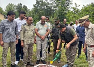 मुख्यमंत्री पुष्कर सिंह धामी ने फाँटो इको-टूरिज्म जोन का किया दौरा, ‘एक पेड़ माँ के नाम’ अभियान के तहत किया आंवला पौधारोपण।