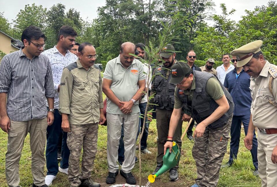 मुख्यमंत्री पुष्कर सिंह धामी ने फाँटो इको-टूरिज्म जोन का किया दौरा, 'एक पेड़ माँ के नाम' अभियान के तहत किया आंवला पौधारोपण।