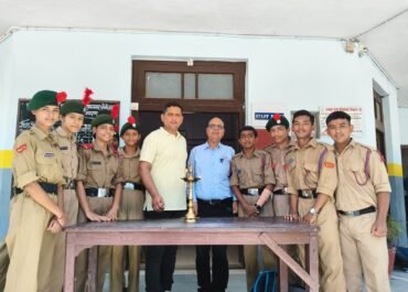 कारगिल शहीदों को एनसीसी कैडेट्स की प्रेरणादायक श्रद्धांजलि।