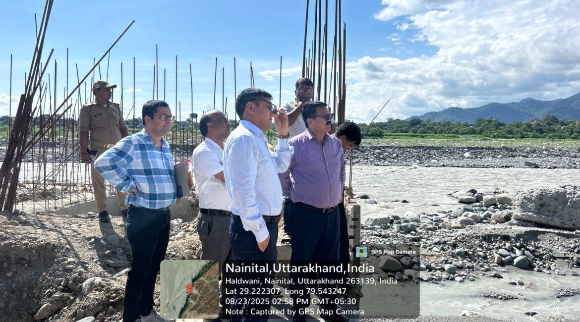 "ADM नैनीताल ने लिया गोला नदी तटबंध का जायजा, जांच समिति कर रही निगरानी"