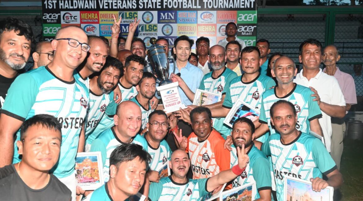 देहरादून ने जीता प्रथम वेटरन्स क्लब फुटबॉल टूर्नामेंट, कुमाऊँ आयुक्त दीपक रावत ने किया फाइनल का शुभारम्भ।