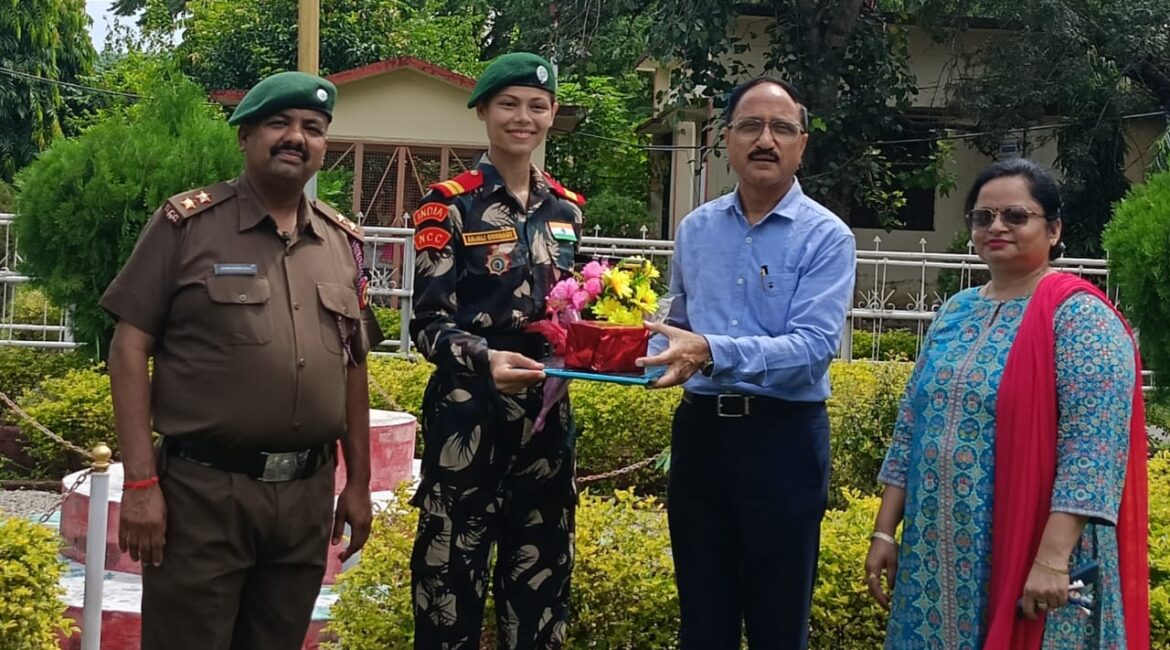 कजाकिस्तान से लौटने पर एनसीसी कैडेट अंजलि का पीएनजी कॉलेज में भव्य स्वागत।