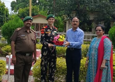 कजाकिस्तान से लौटने पर एनसीसी कैडेट अंजलि का पीएनजी कॉलेज में भव्य स्वागत।