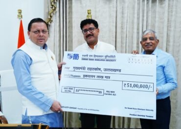धराली और हर्षिल आपदा राहत में सीएम धामी को मिला यूनिवर्सिटी का सहयोग।