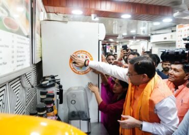 मुख्यमंत्री धामी ने किया ‘स्वदेशी अपनाओ, राष्ट्र को आगे बढ़ाओ’ अभियान का नेतृत्व, आमजन से स्वदेशी उत्पादों के उपयोग की अपील।
