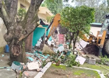 रामनगर में प्रशासन की बड़ी कार्रवाई, तीन अवैध मजारें हटाई गईं।