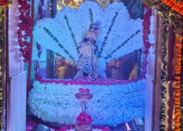 श्रावण मास के चतुर्थ सोमवार पर श्री रामेश्वर महादेव का भव्य श्रृंगार, भक्ति में डूबे श्रद्धालु।