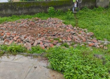 राजकीय इंटर कॉलेज ढेला परिसर से अवैध धार्मिक संरचना हटाई गई।