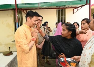 जेल में रक्षाबंधन: कुमाऊं कमिश्नर दीपक रावत ने महिला बंदियों संग मनाया भाई-बहन का पर्व।