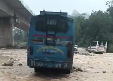 धनगढ़ी नाले पर खड़ी बाइक सवारों को बस ने कुचला, दो की मौके पर मौत, पुलिस ने तहरीर के आधार पर मामला किया दर्ज।