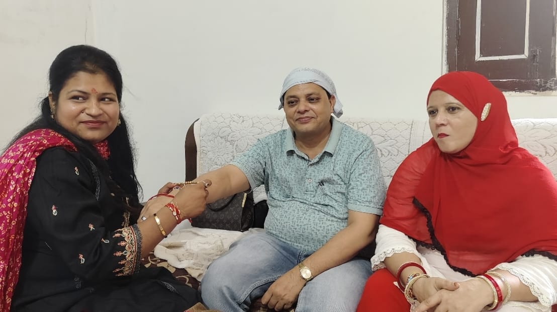 मुस्लिम भाइयों ने हिन्दू बहनों से बंधवाई राखी, दिया भाईचारे का संदेश।