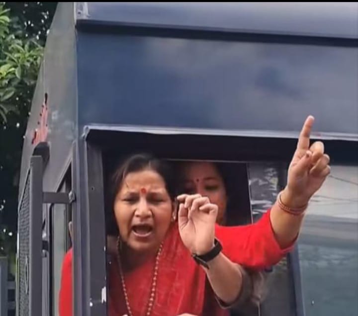बढ़ते अपराध और वोट चोरी के खिलाफ कांग्रेस का राजभवन कूच, पुलिस ने किया गिरफ्तार।