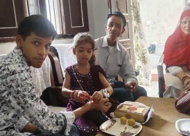 दिवंगत ऋषि की याद में नन्ही शिखा ने अरमान सैफ़ी को बांधी राखी।