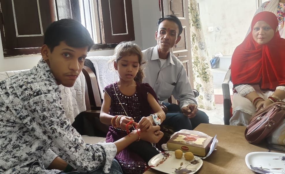 दिवंगत ऋषि की याद में नन्ही शिखा ने अरमान सैफ़ी को बांधी राखी।
