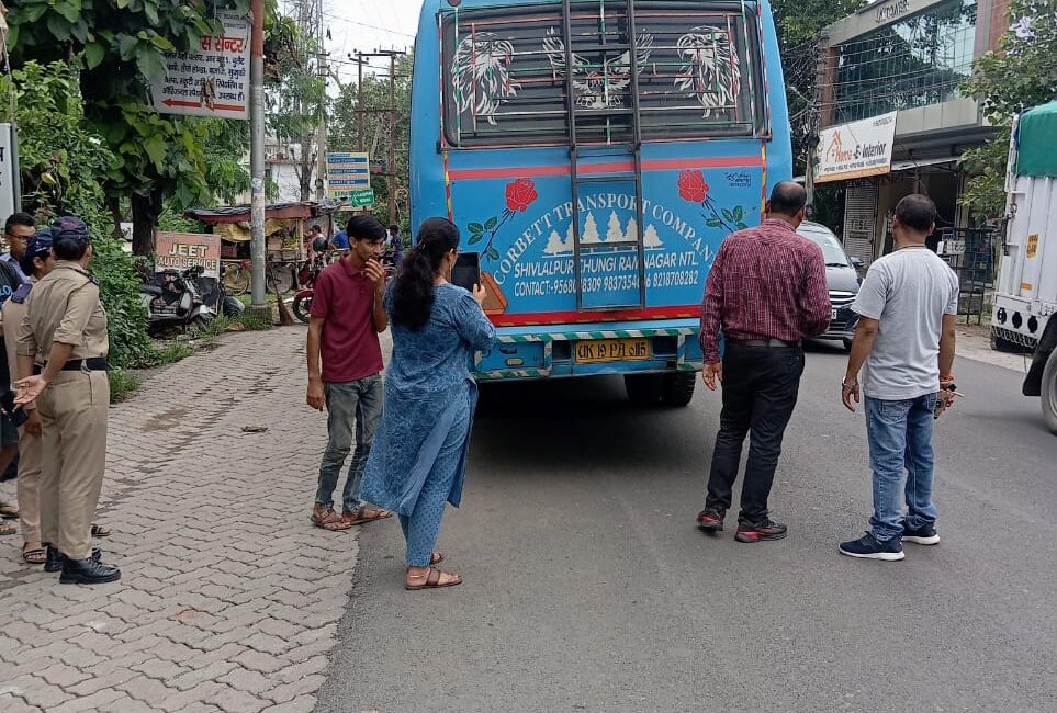 परिवहन विभाग की कार्रवाई: 112 वाहनों के चालान, 6 वाहन सीज।