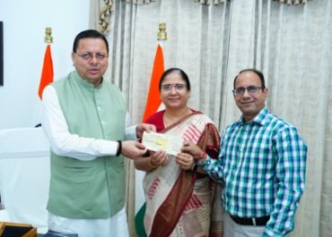 आपदा राहत हेतु दून विश्वविद्यालय ने मुख्यमंत्री राहत कोष में दिया एक दिन का वेतन।