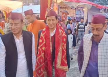 कुमाऊं आयुक्त दीपक रावत पहुंचे नंदा सुनंदा महोत्सव, नैयना देवी मंदिर में की पूजा-अर्चना।
